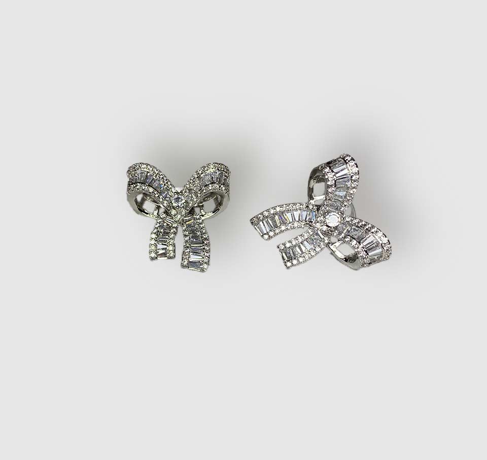 Elegant Silver Bow Earrings – Dainty & Stylish Accessory